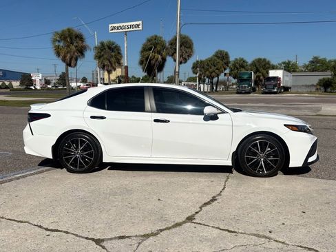 Used 2022 Toyota Camry SE image 2