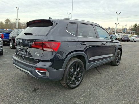 Certified 2022 Volkswagen Taos SE w/ IQ.Drive SE Package image 9