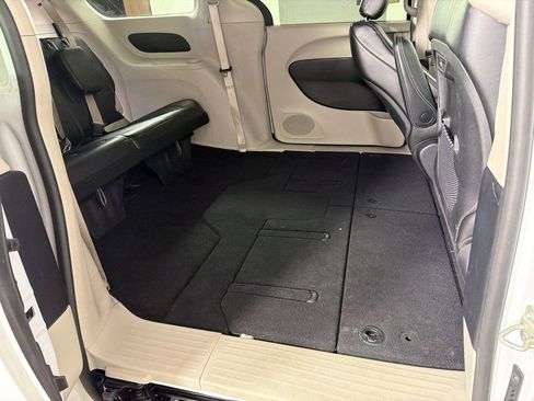 Used 2024 Chrysler Pacifica Touring-L FWD image 15