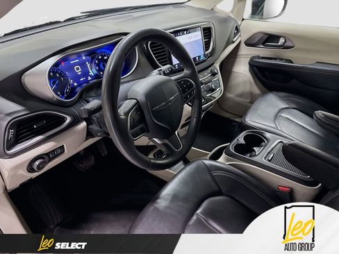 Used 2023 Chrysler Pacifica Touring-L FWD image 12