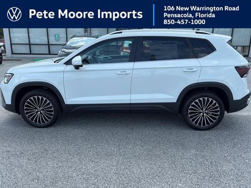 New 2025 Volkswagen Taos SE image 1