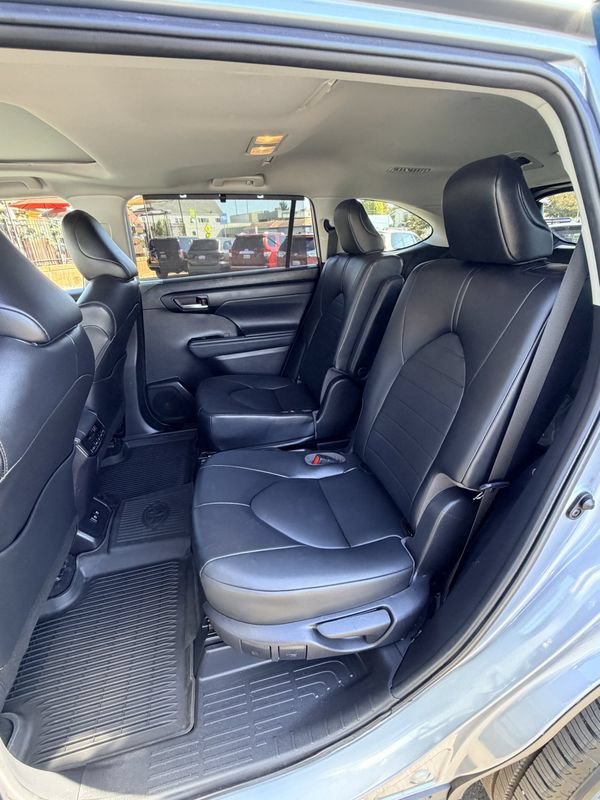 Used 2021 Toyota Highlander XLE AWD/4WD image 23