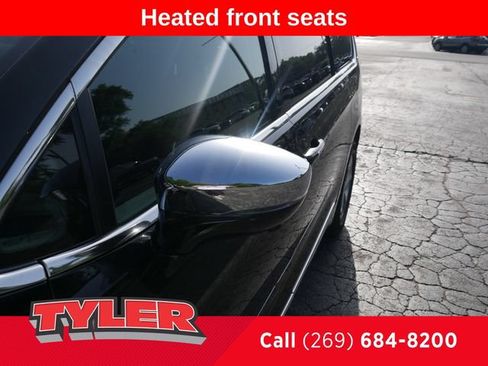 Used 2022 Chrysler Pacifica Limited AWD/4WD image 11