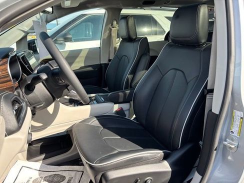 Used 2024 Chrysler Pacifica Limited image 14