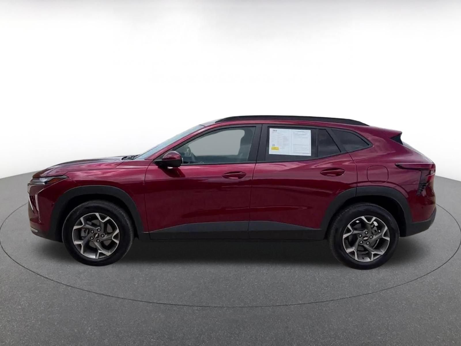 Used 2025 Chevrolet Trax LT FWD image 8