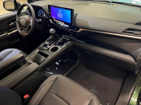 Certified 2025 Toyota Sienna XLE Woodland Edition image 15