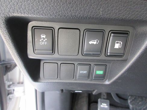 Used 2018 Nissan Rogue SV image 22