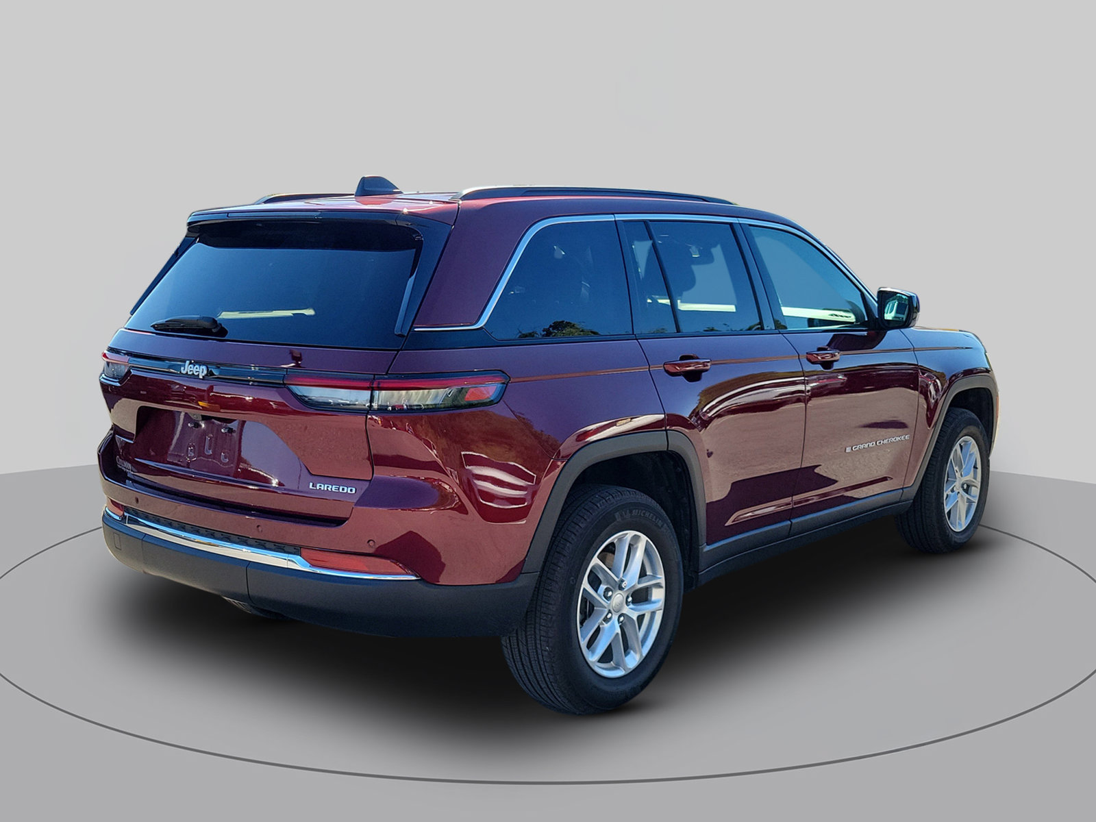 Used 2025 Jeep Grand Cherokee Laredo X w/ Luxury Tech Group I RWD image 3