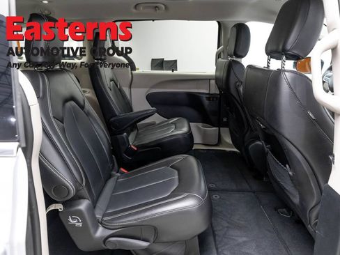 Used 2024 Chrysler Pacifica Touring-L FWD image 25