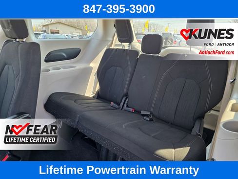 Used 2022 Chrysler Voyager LX image 19