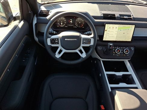Used 2025 Land Rover Defender 110 S image 4
