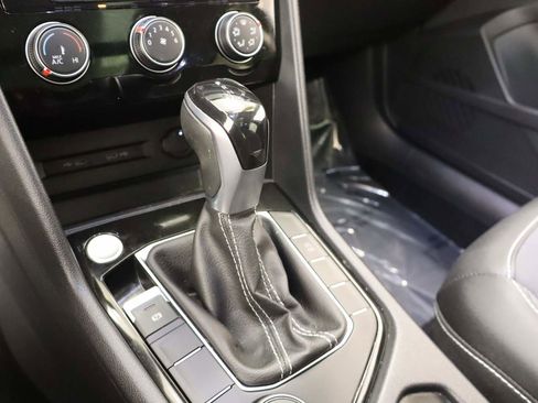 Used 2023 Volkswagen Taos SE w/ Panoramic Sunroof Package AWD/4WD image 9