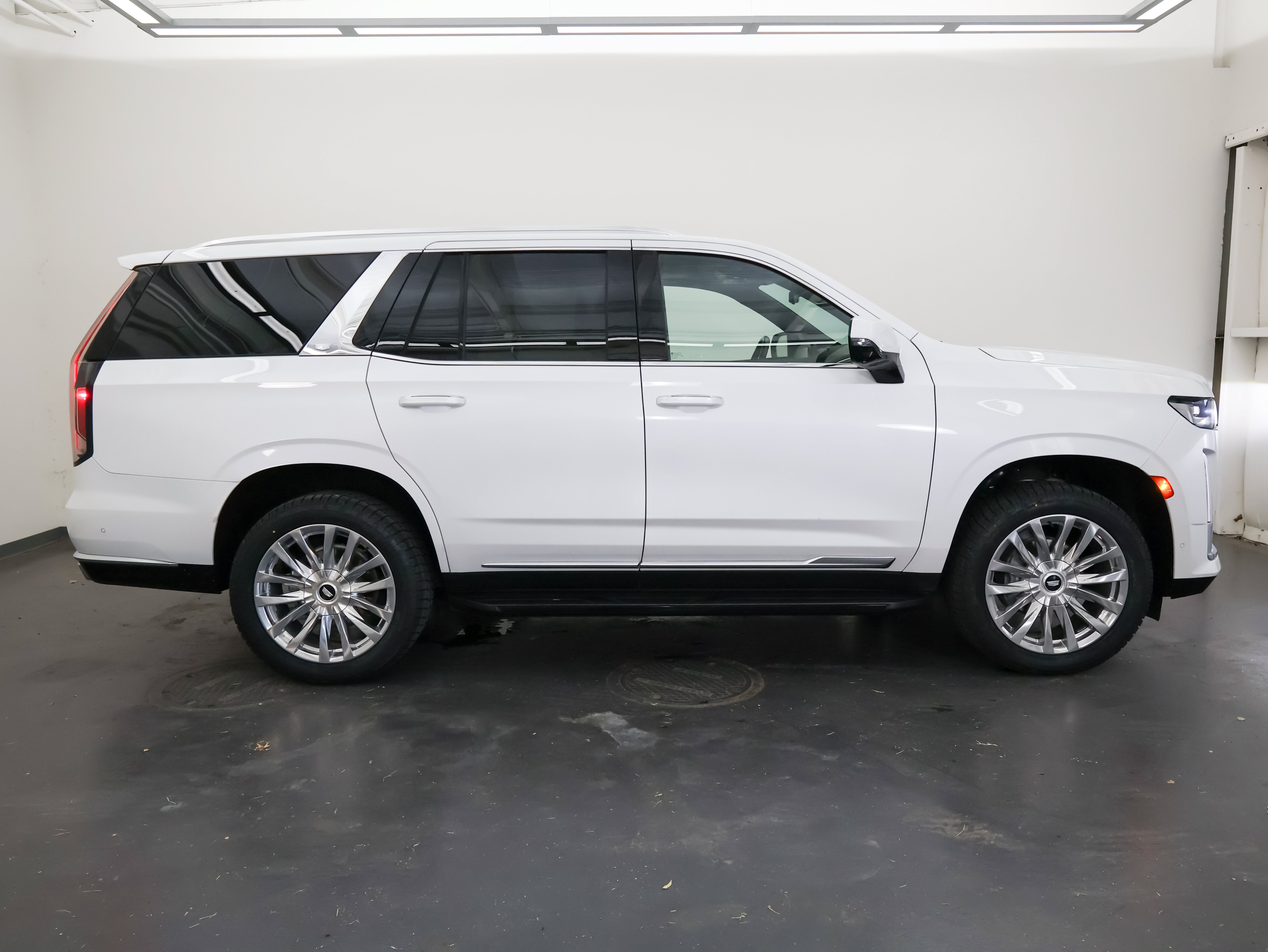 Used 2024 Cadillac Escalade Premium Luxury w/ Performance Package AWD/4WD image 2