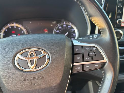 Used 2022 Toyota Highlander XLE FWD image 23