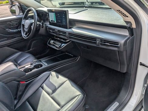 Used 2023 Lincoln Corsair Standard image 16