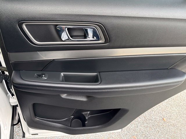 Used 2018 Ford Explorer XLT w/ Equipment Group 202A AWD/4WD image 25