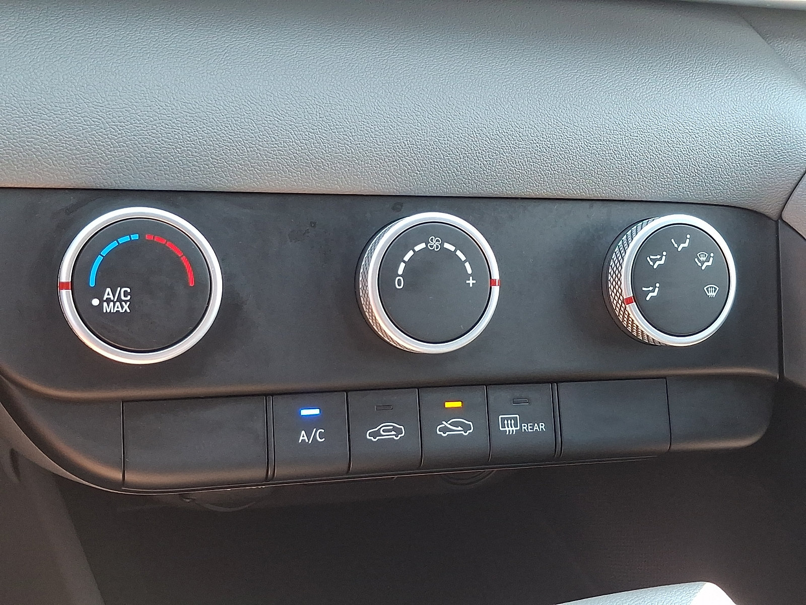 Used 2021 Hyundai Elantra SE FWD image 15