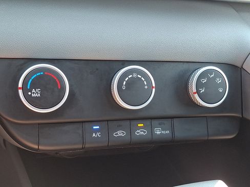 Used 2021 Hyundai Elantra SE FWD image 15