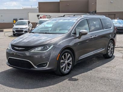Used 2019 Chrysler Pacifica Limited w/ Tire & Wheel Group
