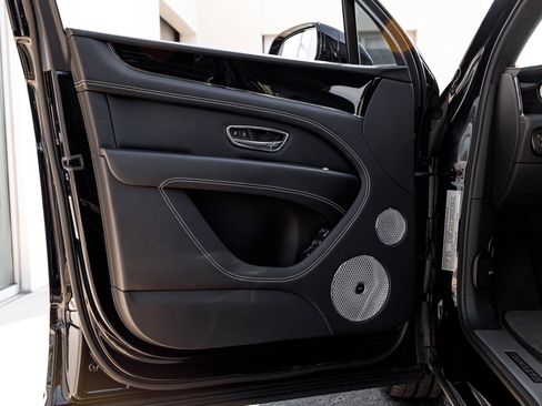 Used 2022 Bentley Bentayga image 29