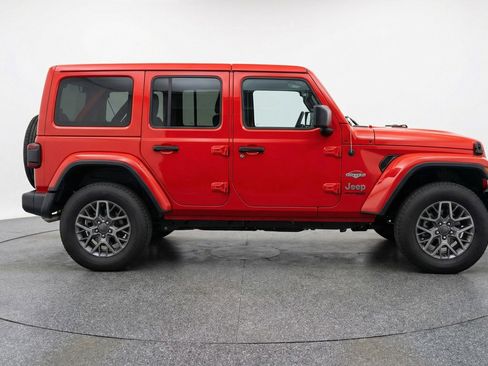 Used 2025 Jeep Wrangler Sahara image 11