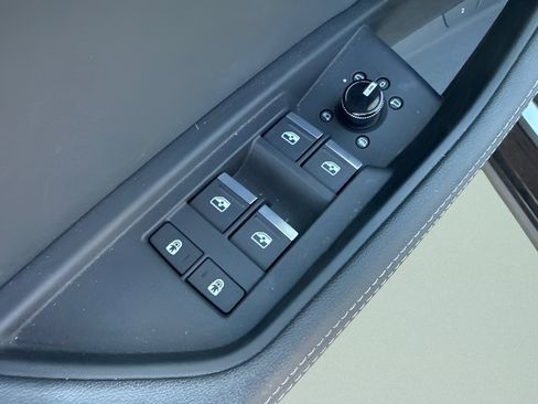 Used 2022 Audi e-tron Premium w/ Convenience Plus Package AWD/4WD image 18