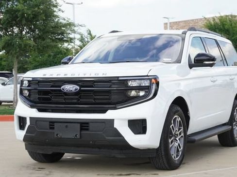 Used 2025 Ford Expedition Active AWD/4WD image 3