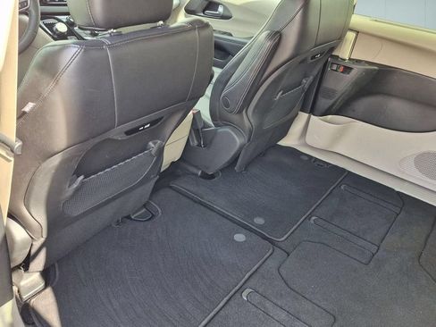 Used 2024 Chrysler Pacifica Touring-L FWD image 24