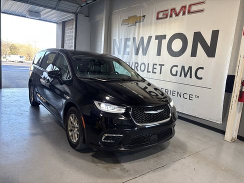 Used 2024 Chrysler Pacifica Touring-L image 2