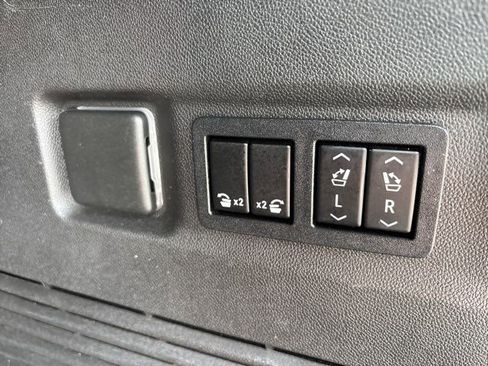 Used 2021 Chevrolet Suburban High Country image 12