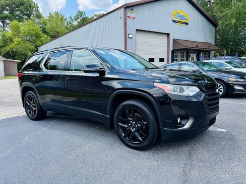 Used 2020 Chevrolet Traverse LT w/ LPO, Blackout Package FWD image 1