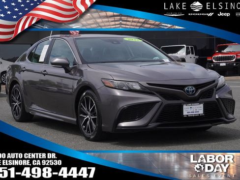 Used 2022 Toyota Camry SE w/ Cold Weather Package FWD image 1
