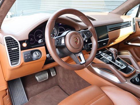 Certified 2023 Porsche Cayenne Turbo S AWD/4WD image 4