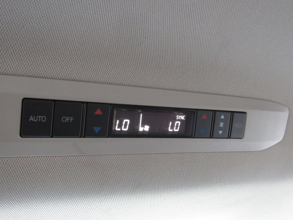 Certified 2025 Toyota Sienna XLE FWD image 36