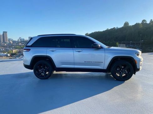 Used 2023 Jeep Grand Cherokee Altitude AWD/4WD image 2