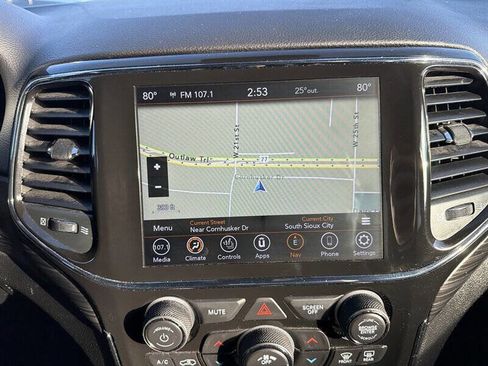 Used 2022 Jeep Grand Cherokee Laredo X image 25