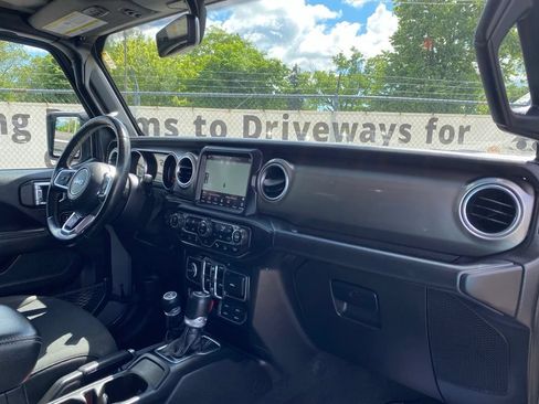 Used 2020 Jeep Wrangler Unlimited Sahara w/ Dual Top Group AWD/4WD image 19