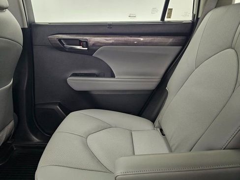 Used 2024 Toyota Highlander Limited image 31