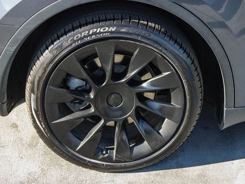 Used 2021 Tesla Model Y Long Range image 12