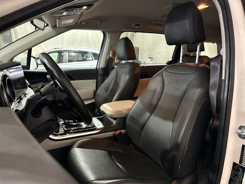 Used 2024 Kia Carnival EX FWD image 5