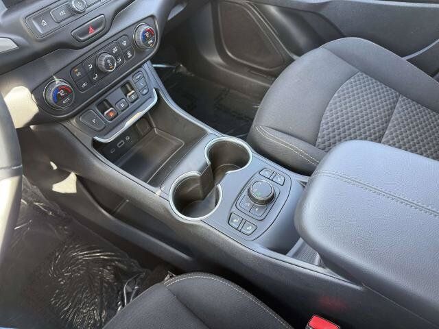 Used 2020 GMC Terrain SLE w/ Driver Convenience Package AWD/4WD image 28