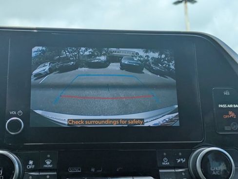 Used 2023 Toyota Highlander LE FWD image 23