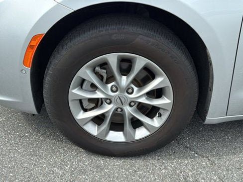 Certified 2024 Chrysler Pacifica Touring-L AWD/4WD image 11