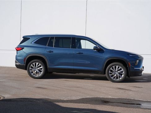 Used 2025 Buick Enclave Preferred image 2