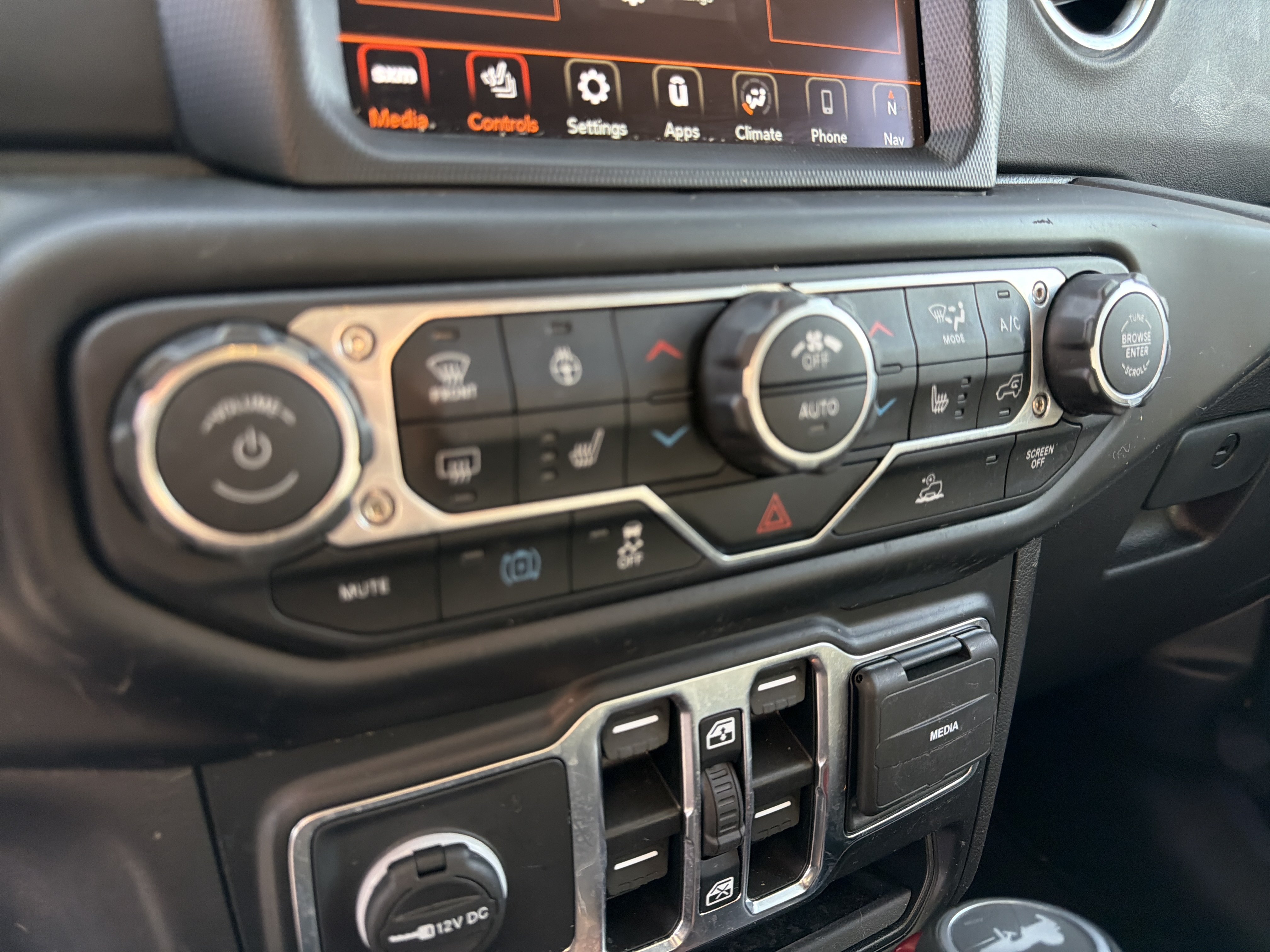 Used 2022 Jeep Wrangler Unlimited Sahara w/ Cold Weather Group AWD/4WD image 16