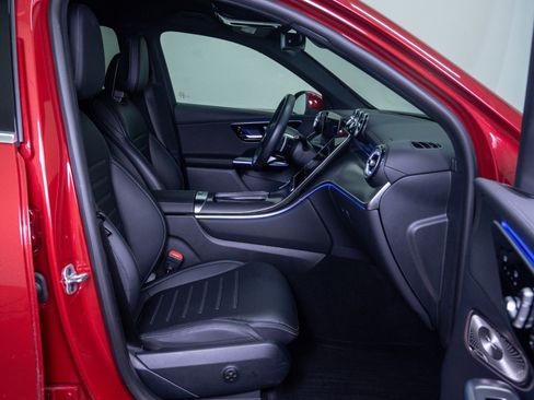 Used 2025 Mercedes-Benz GLC 300 4MATIC image 11