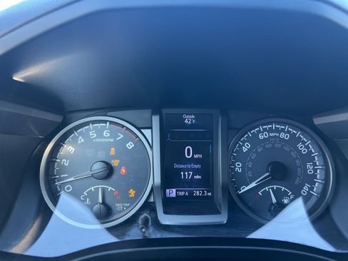 Used 2018 Toyota Tacoma TRD Sport image 38