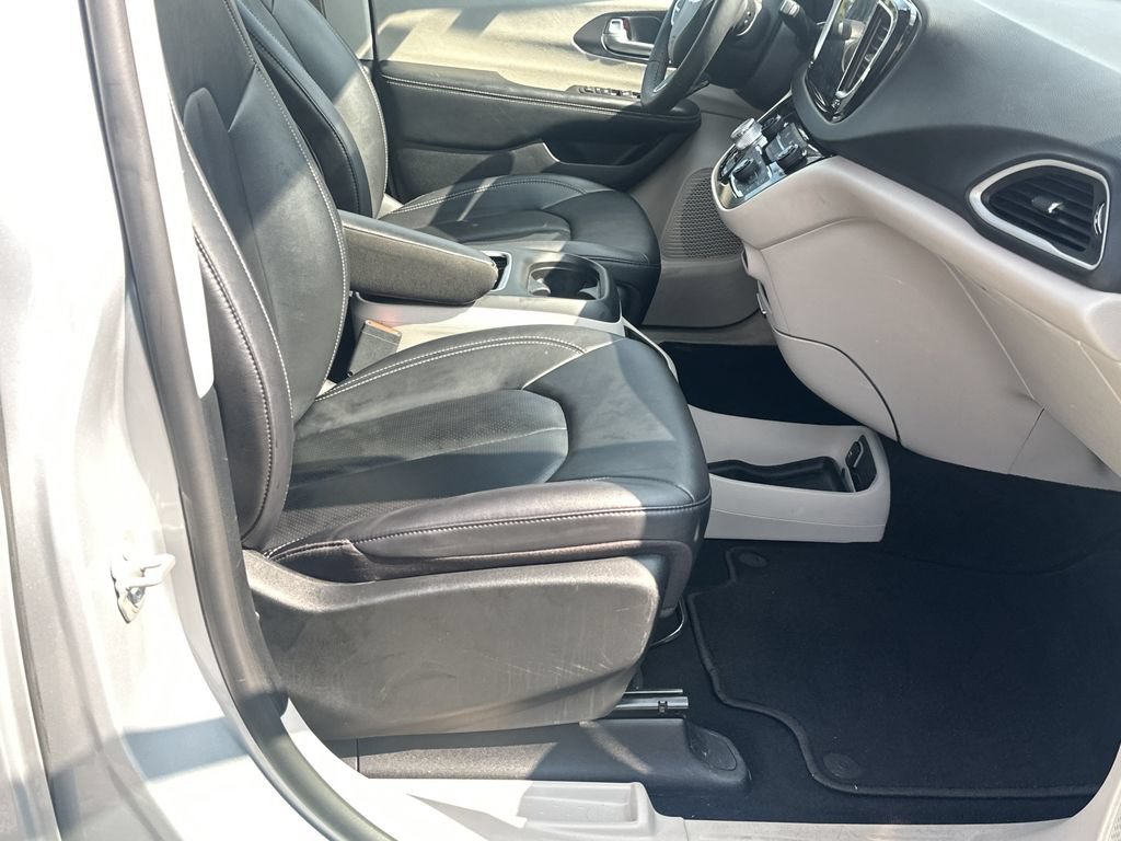Used 2024 Chrysler Pacifica Touring-L FWD image 13