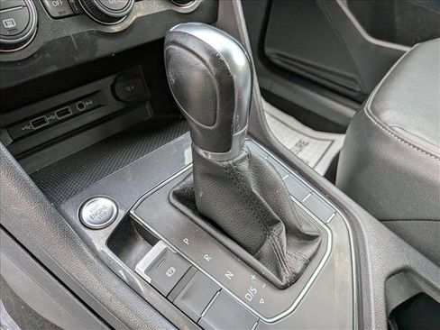 Used 2018 Volkswagen Tiguan SE w/ Panoramic Sunroof Package image 15