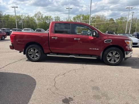 Used 2017 Nissan Titan SV image 3